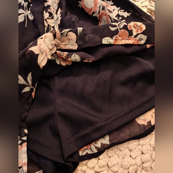 Floral  Romper - Picture 3 of 6